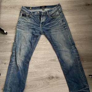 Blå Jeans i storlek 32/30 helt fel fria mitt pris är 600kr, dom är lite baggy o it regular fit dom passar mer som en bootcut