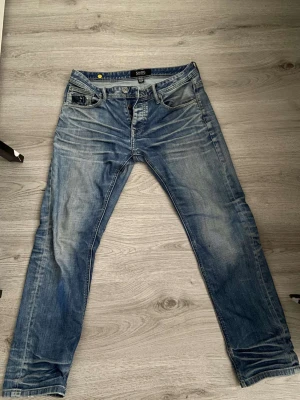Jeans - Blå Jeans i storlek 32/30 helt fel fria mitt pris är 600kr, dom är lite baggy o it regular fit dom passar mer som en bootcut