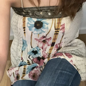 Vintage top - Säljer denna vintage topp som jag uppskattar köptes för mer än 20 år sedan. Det står ingen stolek angiven, men tolkar den som stolek S. Skriv gärna vid intresse!🥰