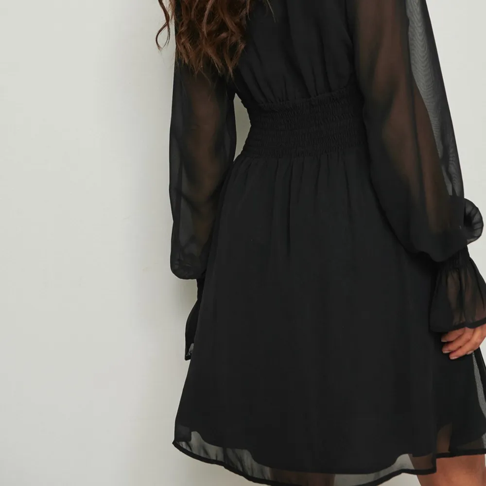 V-Neck Mini Dress nypris 489kr. Otroligt skön och fin klänning från NA-KD! Perfekt för tillfällen som mösspåtagning till exempel! Superbra skick!. Klänningar.