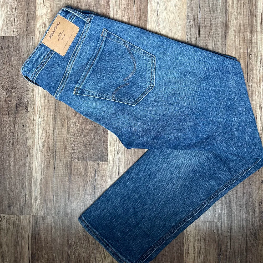 Säljer ett par nya Jack & Jones jeans då dem inte passar mig. Modellen är slim Glenn och det är strl 32/30.  Skick (10/10)💫. Jeans & Byxor.