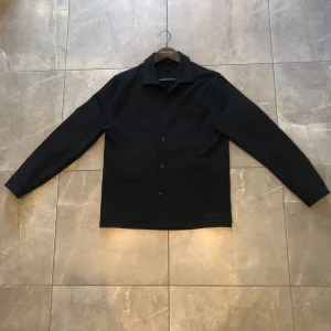 Overshirt  - Overshirt från brothers i storlek M, nyskick då den är sparsamt använd, inga defekter. Den är köpt för 1499kr, vid frågor är det bara att höra av sig