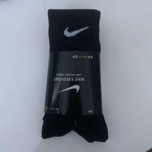 3pack Nike strumpor i svart - Helt nya, finns i storlek 38-42 och 43-46. Kan ordna paketpris vid köp av flera