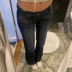Vintage lågmidjade jeans från Miss Cron x, helt nya med prislapparna kvar! Innerbenslängd: 108cm, midjemått ca 40 cm. 