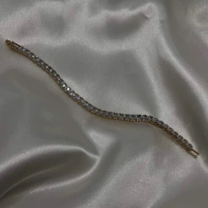 Guld armband  - Material: rostfritt stål samt 18 k guldpläterad 