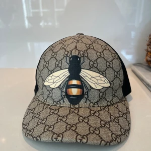 Gucci bee keps  - Hej, säljer min Gucci keps! Den är i nyskick med inga skador! Inget og medföljer därav pris! Hör av er vid intresse! Mvh Hugo