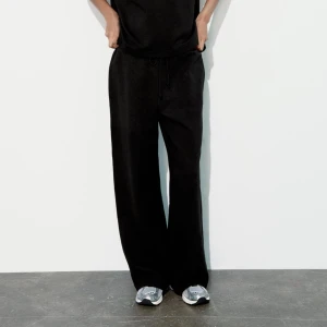 Zara low waist sweatpants - Low waist sweatpants från zara.  Använda enstaka gånger, i fint skick. 