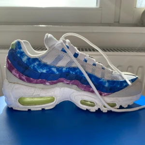 Nike Air Max 95 FF Tie-Dye - Säljer mina Nike Air Max 95 i stl 35,5. Nice tie-dye i blå / lila på insidan och gul / orange på yttersidan. Använda endast ett fåtal gånger! Säljer pga lite för små. Fråga gärna efter fler bilder!🌞