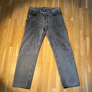 Säljer dessa feta Sweet skates jeans då de inte kommer till användning längre. Sitter ungefär 32/32 och skicket är mycket bra. Skriv gärna vid funderingar 👍