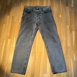 Grå Sweet Sktbs Jeans - Säljer dessa feta Sweet skates jeans då de inte kommer till användning längre. Sitter ungefär 32/32 och skicket är mycket bra. Skriv gärna vid funderingar 👍