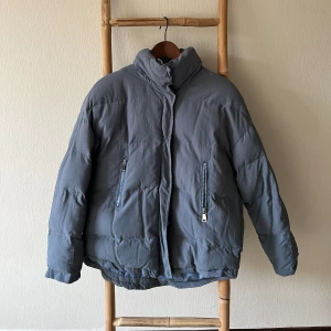 PLT jacka - Blå plt / Prettylittlething jacka, 100kr