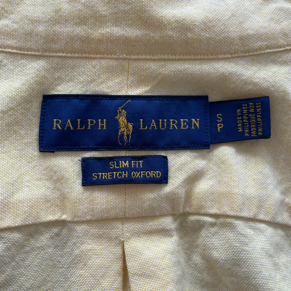 Gul Ralph Lauren skjorta i nyskick. Storlek S(slim fit) . Skjortor.