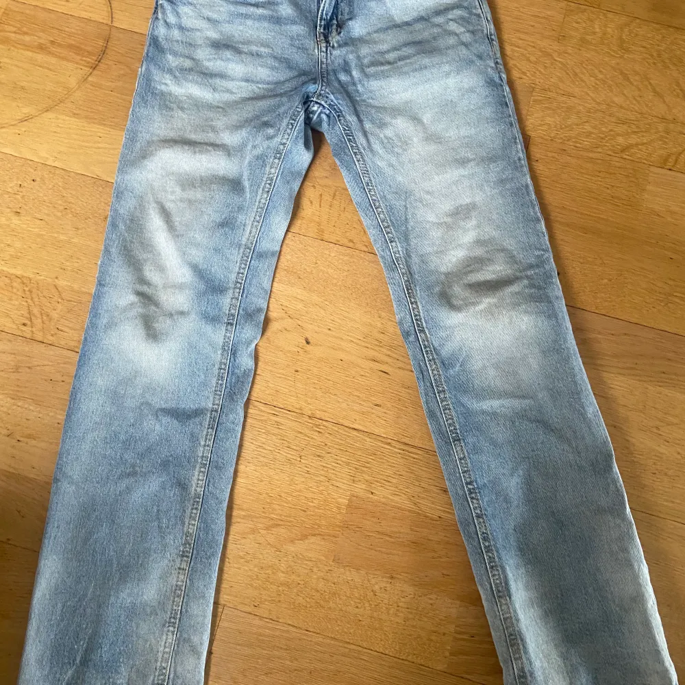 Tja, säljer dessa blåa jeans från Lindex i storlek 164 dom är inte slitna eller nåt sånt. Hör gärna av er vid frågor eller annat😃. Jeans & Byxor.