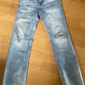 Tja, säljer dessa blåa jeans från Lindex i storlek 164 dom är inte slitna eller nåt sånt. Hör gärna av er vid frågor eller annat😃