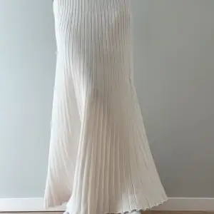 Långmidjad kjol i storlek XS
