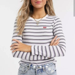 Levis tröja - Säljer jätte fina  långärmade Levis tröja.  Den är helt slutsåld 🥰🥰