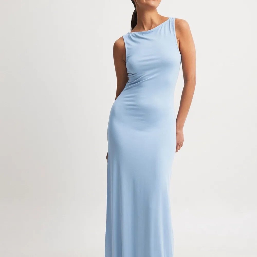 Väldigt fin ljusblå långklänning ifrån NA-KD! Prislappen är kvar på, inget fel på klänningen utan passade bara inte mig! Den är XX- smal men passar mellan XXS - S/M eftersom det är stretch! Den är köpt för 400kr.. Klänningar.