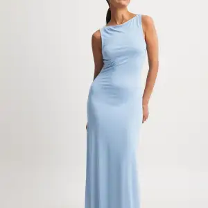 Väldigt fin ljusblå långklänning ifrån NA-KD! Prislappen är kvar på, inget fel på klänningen utan passade bara inte mig! Den är XX- smal men passar mellan XXS - S/M eftersom det är stretch! Den är köpt för 400kr.