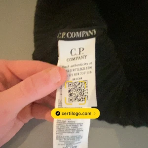 Cp company mössa - En snygg beanie som är sparsamt använd