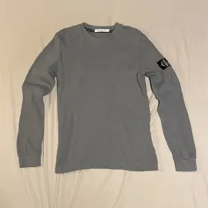 Säljer denna Calvin Klein sweatshirt som är köpt på johnells för 700 och är max använd 2 gånger. Storlek L