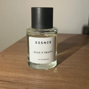 ESSNCE Keep It Fruity parfym - Stått mörkt i gaderob.  TOPPNOTER  Litchi Ingefära Bergamott Röda bär heart HJÄRTNOTER  Pion Kakao Turkisk ros heart BASNOTER  Patchouli Vanilj