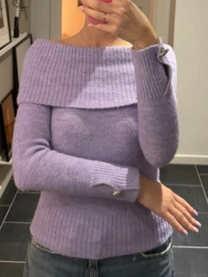 Stickad off shoulder tröja - Stickad off shoulder tröja med guld detaljer 💜 