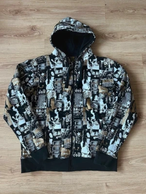 Vintage Fishbone y2k tröja - Y2k stule fishbone full print hoodie super fet om du vill ha en tröja som sticker ut. Köpte denna på vinted och är använd men i mycke bra skick. Måtten: bredden 61cm +/- längden 70cm+/-