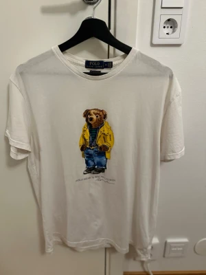Vit Polo Bear t-shirt från Ralph Lauren - Vit t-shirt från Polo Ralph Lauren. Storlek M