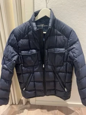 Mörkblå  dunjacka - En mörkblå snygg jacka i storlek S || jackan är i mycket bra skick och har inga synliga defekter || vid frågor eller mer bilder är det bara att skriva 😁🤗