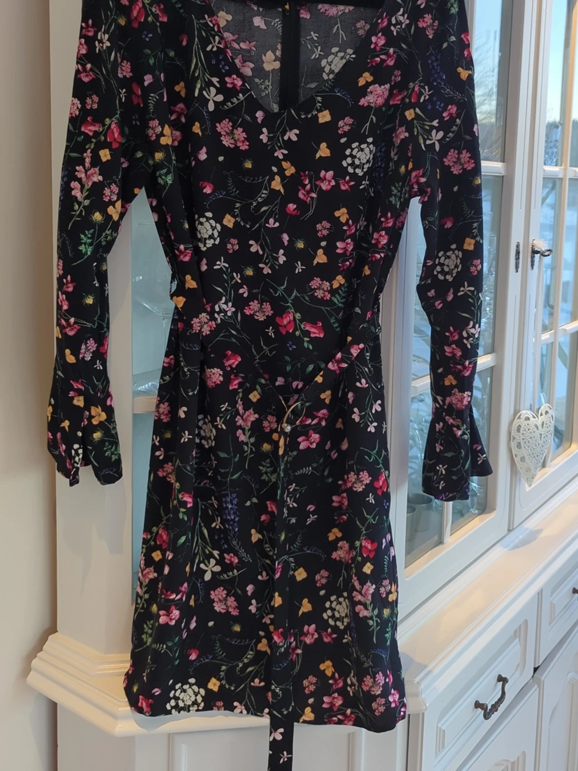 Blommig svart kortklänning med bälte - 1