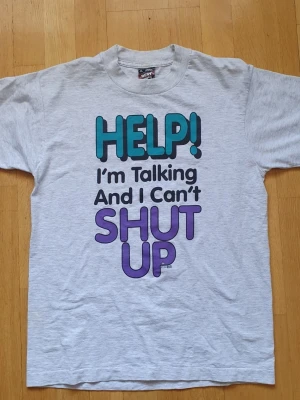 Vintage 1993 Single Stitch T-Shirt | M / Medium | Retro Y2K - Vintage Single Stitch T-Shirt från 1993 med tryck: "Help! I'm Talking and I Can't Shut Up"  Best / Fruit of The Loom, Medium (Mått finns på bilderna!) 50% bomull. 50% polyester.  Se bilder.