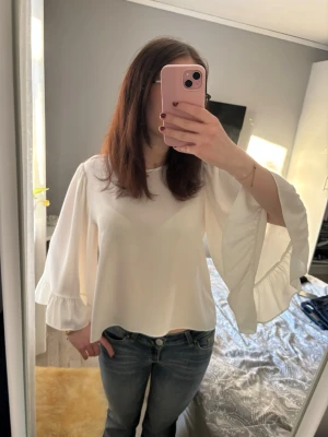 Topp🫰🏻 - En vit och slät topp med lite större armar och ett litet knäppe i bak💕