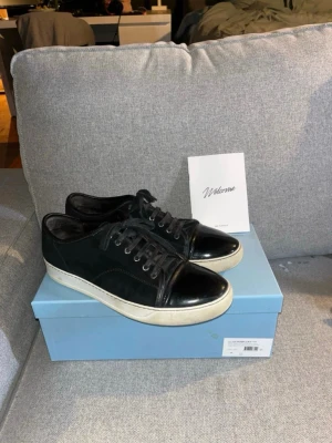 Skor Lanvin - Snygga svarta sneakers från Lanvin väldigt bra skick och blivit väl omhändertagna! Allt på bilderna följer med samt nya snören och kvitto finns till köparen😊