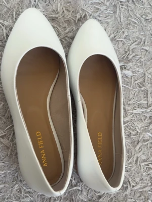 Ballerinaskor - Fina oanvända ballerinaskor som passar bra till sommaren och studenten. Köpte själv till min student förra året men de kom aldrig till användning.
