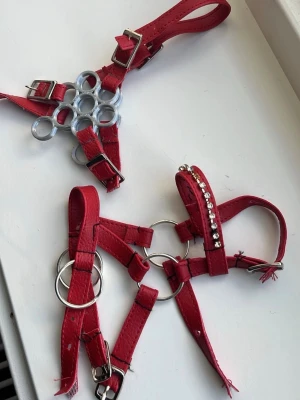  träns till käpphäst  - Käpphäst träns, väldigt handsydda och välgjorda. Som passar små hästar. 150kr STYCK 