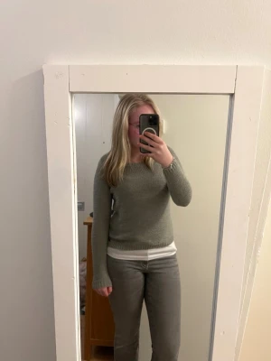 Grå stickad tröja  - En fin enkel stickad tröja, kommer ej till användning då jag tycker den är för liten❣️ Man kan styla den med ett vitt under! Pris kan diskuteras, skriv vid frågor❣️(lapp bort klipp, vet ej storlek)