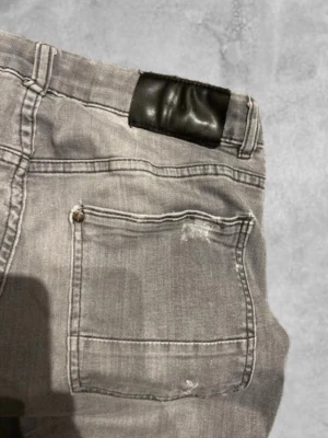 Grå cubus jeans - Säljer nu ett par gråa cubus jeans i storlek ungefär 170-180