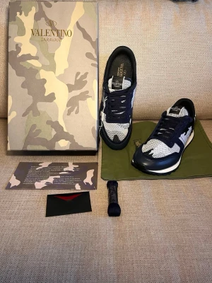 Blå vita Valentino rockrunners - Säljer ett par fina, stilrena och oanvända skor från Valentino. De är bästa kvaliten ute och för bästa priset. Går ner på priset vid snabb affär