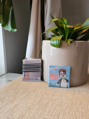 Kylskåpsmagnet nostalgisk tablettask - Kylskåpsmagnet nostalgisk tablettask. Available in size 50x50mm. All magnets are designed and handmade by me.  Materials used are a mix of new and second hand. Shopify: magnet-man-2.myshopify.com Insta: magnet.man_  /Magnet man