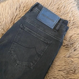 Jacob Cohën jeans - Snygga Jackob Cohën jeans i storlek 32/34. Skriv om du undrar något! Köpta här på plick. 
