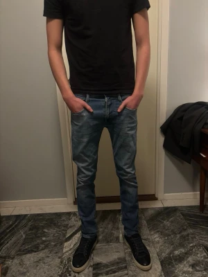 Replay jeans - Fint skick, små tecken på användning. Modellen är 185