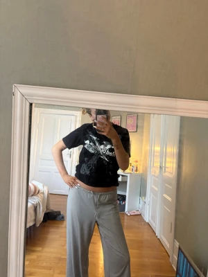 Redbull merch - Skir cool och unik tröja från redbull, massa tryck fram och bak, vet ej hur sällsynt denna är därav pris 🥰🫶🏻