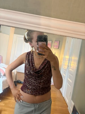 Leopard topp - Söt festlig topp med skimmer och ett leopard mönster, även mycket urringat, knappt använd’