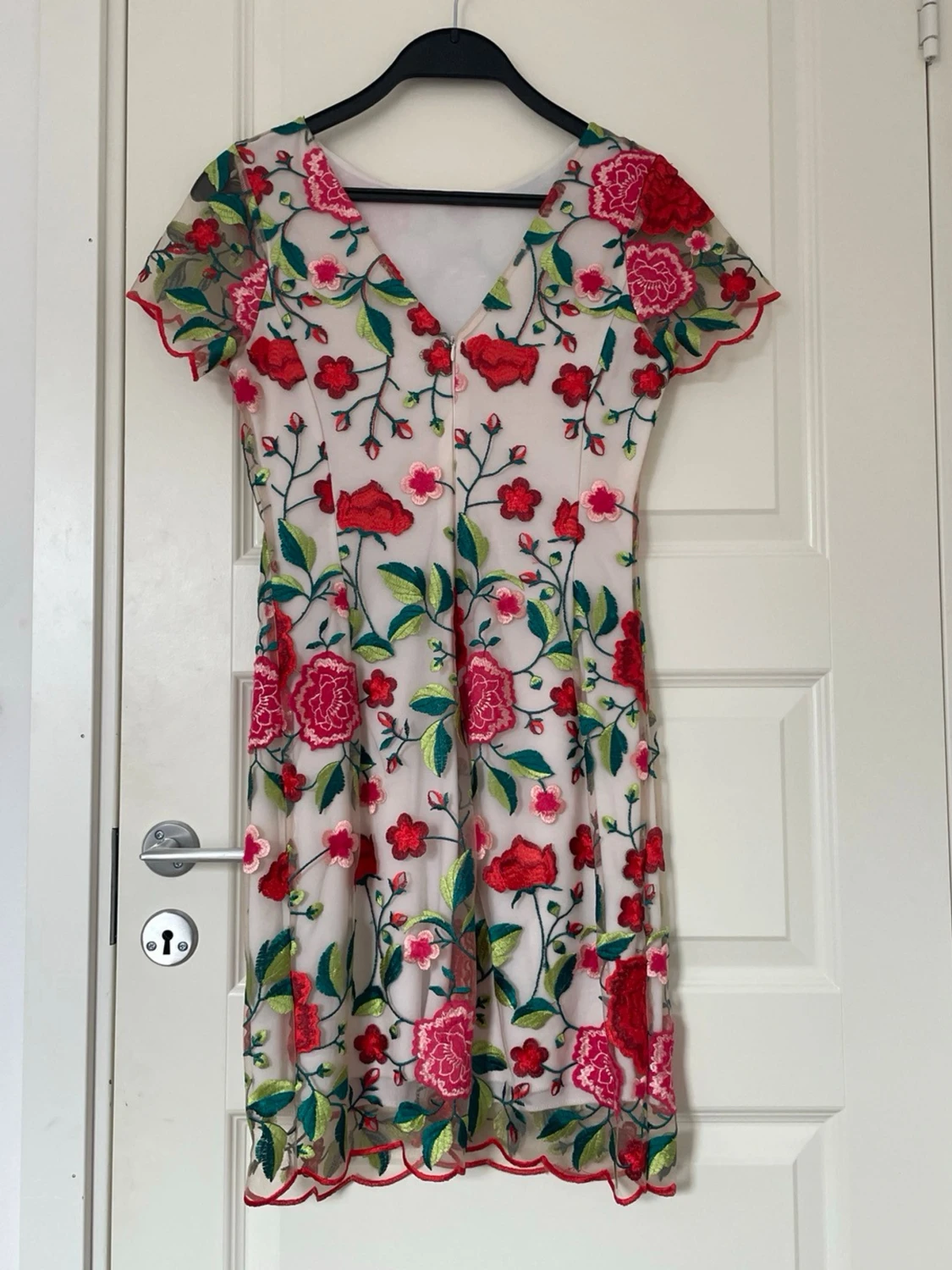 Blommig kortklänning med broderi - 1