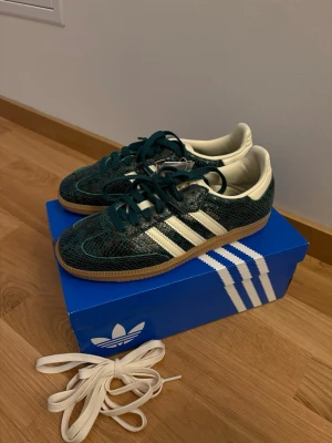 Adidas Samba OG - snake print  - Helt nya Adidas Samba OG med snake print. Nypris 1449 kr. Storlek 38 2/3. Krämvita skosnören och skokartong kommer med.