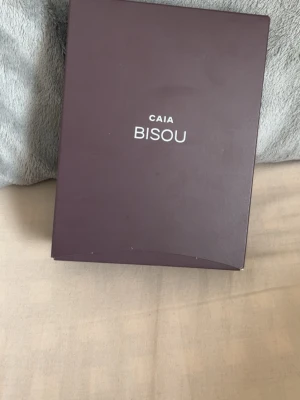 caia parfym bisou 💕 - säljer en caia parfym som aldrig används, bara testats💕 alltså är den full💓 den luktar elegant men är tyvärr inte min smak💓 den är hela 50ml💗