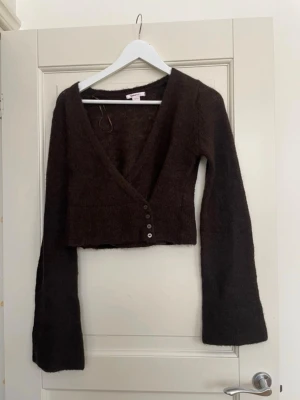 Brun croppad kofta med v-ringning - Mysig brun kofta från Gina Tricot, endast använd 1 gång. Passar stl. XS💕
