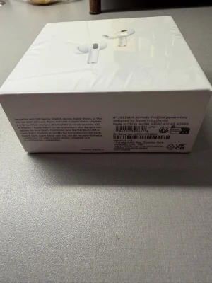 Apple AirPods Pro 2nd gen hörlurar - Apple AirPods Pro (2nd generation) med vit design och stilren form. Trådlösa in-ear hörlurar med laddningsetui, kompatibla med iOS-enheter, Apple Watch och Mac. Levereras i originalförpackning.