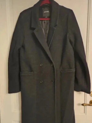 Svart kappa - Svart lång kappa ifrån Monki i storlek S.