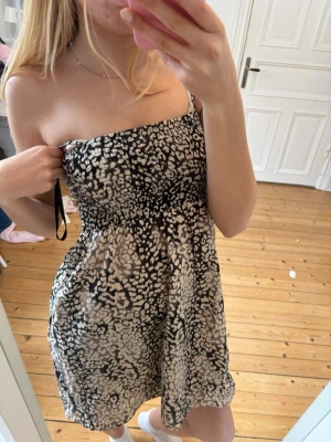 Mönstrad klänning - Söt klänning med leopardmönster. Den har band men går också att vika ner💕 finns ingen lapp men skulle säga xxs-xs
